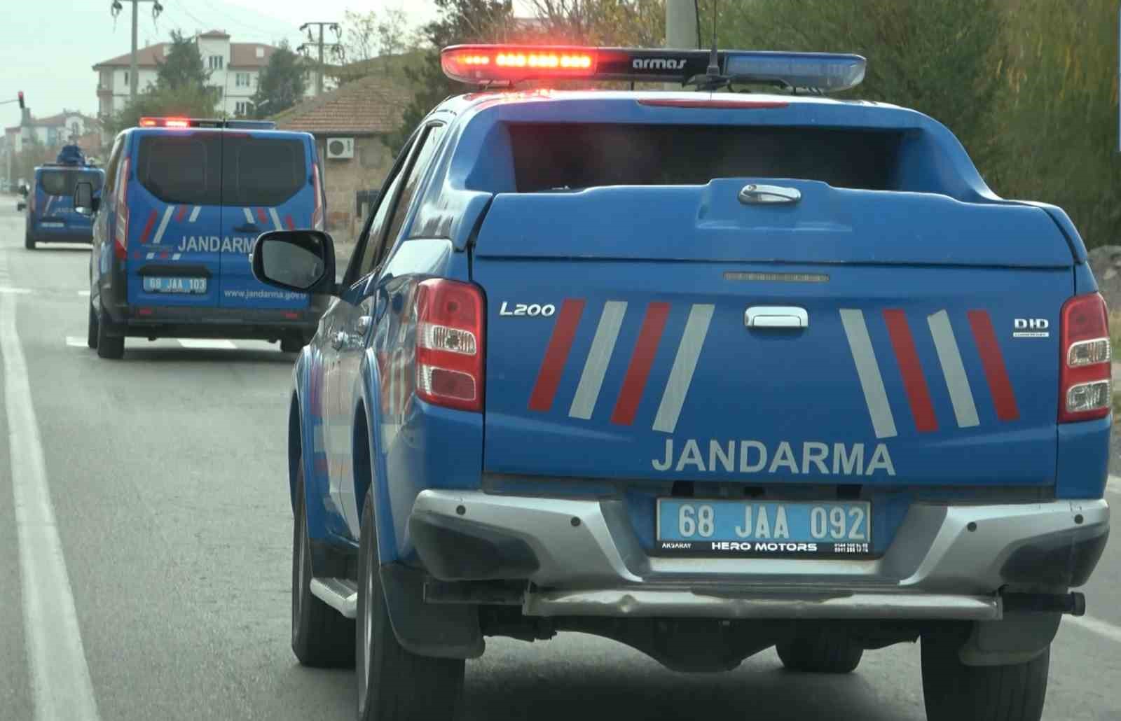jandarma baskininda 1 kilo kokain 2 kilo esrar ele gecirildi 1 tutuklama 2 r5p6PMFG