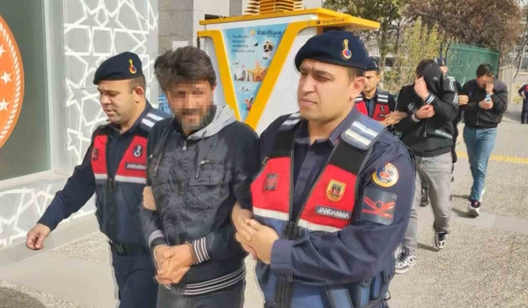jandarma-baskininda-1-kilo-kokain-2-kilo-esrar-ele-gecirildi-1-tutuklama-J64gVdXm.jpg