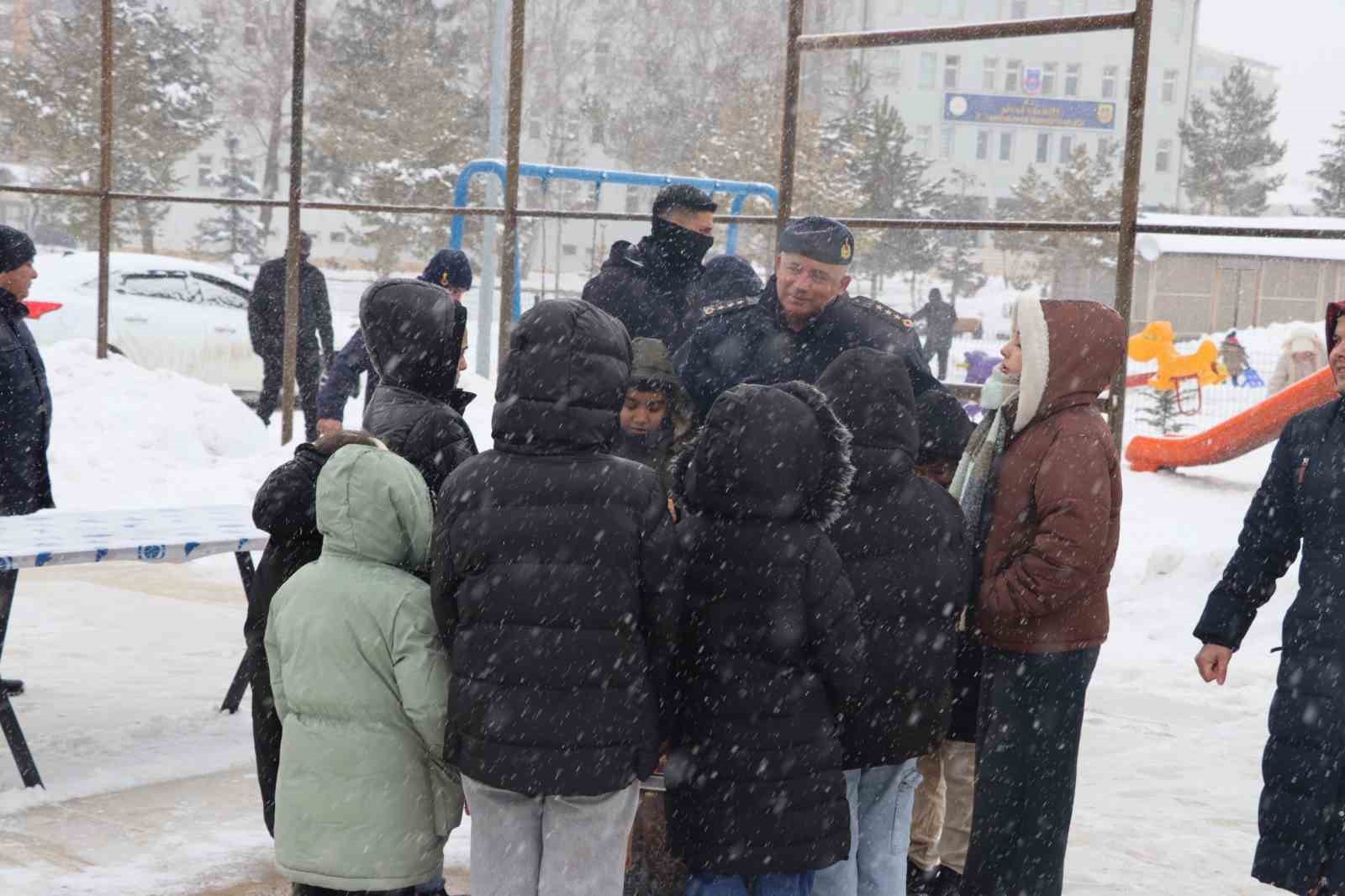 jandarma cocuklar icin kizak senligi duzenledi 1 bS6r8Ov9