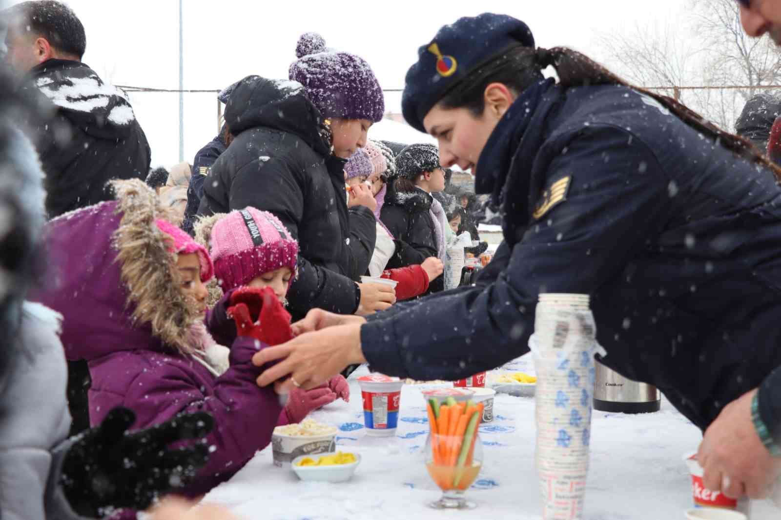 jandarma cocuklar icin kizak senligi duzenledi 3 2YXkVFWa