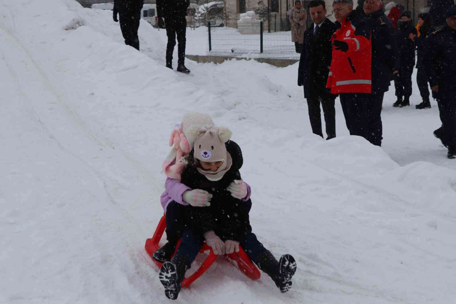 jandarma cocuklar icin kizak senligi duzenledi 4 Mg3c2DkL