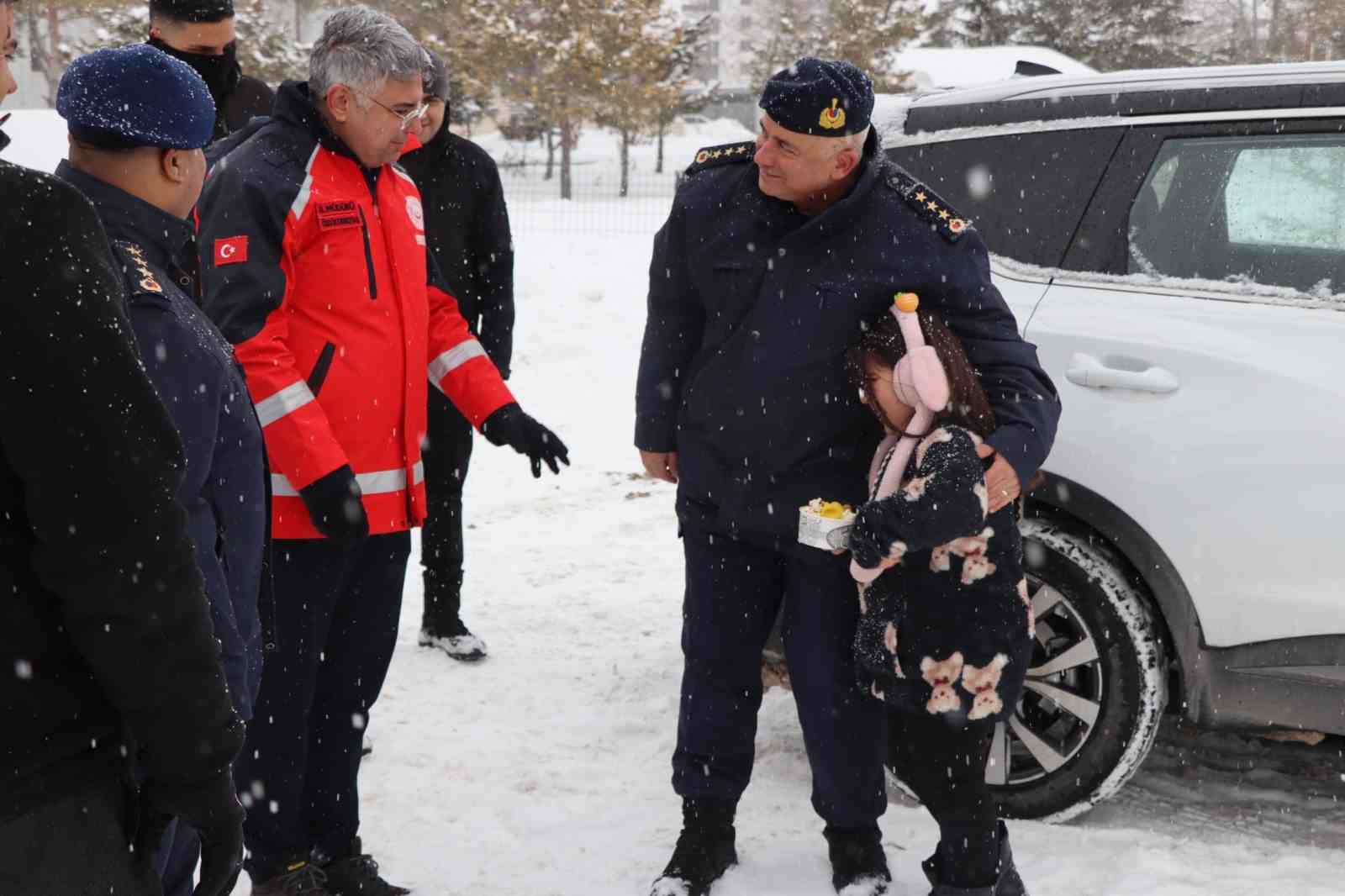 jandarma cocuklar icin kizak senligi duzenledi 5