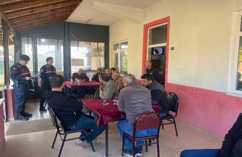 Jandarma dolandırıcılığa karşı sahada: Vatandaş tek tek bilgilendirildi 7 jandarma dolandiriciliga karsi sahada vatandas tek tek bilgilendirildi 3 7NuU9PTz