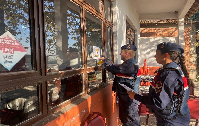 Jandarma dolandırıcılığa karşı sahada: Vatandaş tek tek bilgilendirildi 8 jandarma dolandiriciliga karsi sahada vatandas tek tek bilgilendirildi 4 AV8t3GHJ