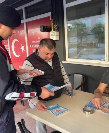 jandarma-dolandiriciliga-karsi-sahada-vatandas-tek-tek-bilgilendirildi-ZqhHhRyK.jpg
