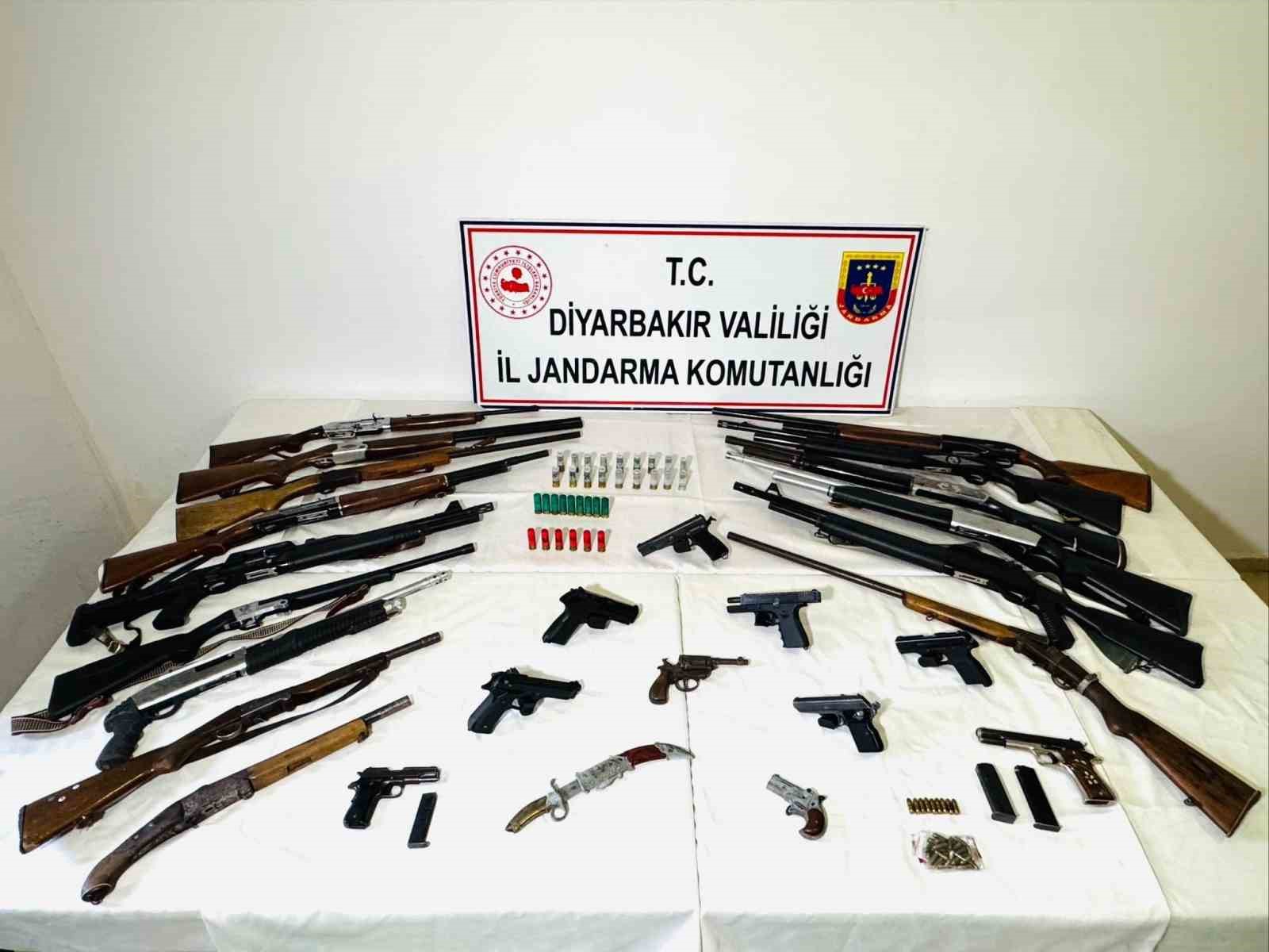 jandarma ekiplerinden silah ve kacakcilik operasyonu 0 wB9SUI38