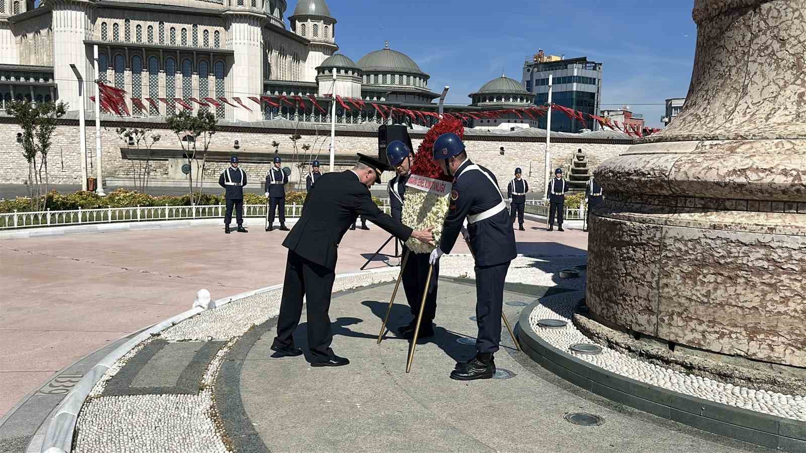 Jandarma Genel Komutanlığı’nın 187’nci kuruluş yıl dönümünde Taksim Cumhuriyet Anıtı’na çelenk bırakıldı 4 jandarma genel komutanliginin 187nci kurulus yil donumunde taksim cumhuriyet anitina celenk birakildi 0 O243uvGZ