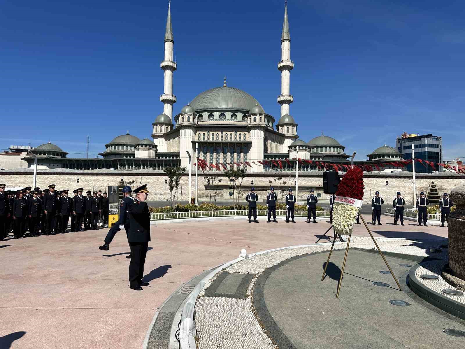 Jandarma Genel Komutanlığı’nın 187’nci kuruluş yıl dönümünde Taksim Cumhuriyet Anıtı’na çelenk bırakıldı 5 jandarma genel komutanliginin 187nci kurulus yil donumunde taksim cumhuriyet anitina celenk birakildi 1 IBjrHrOj