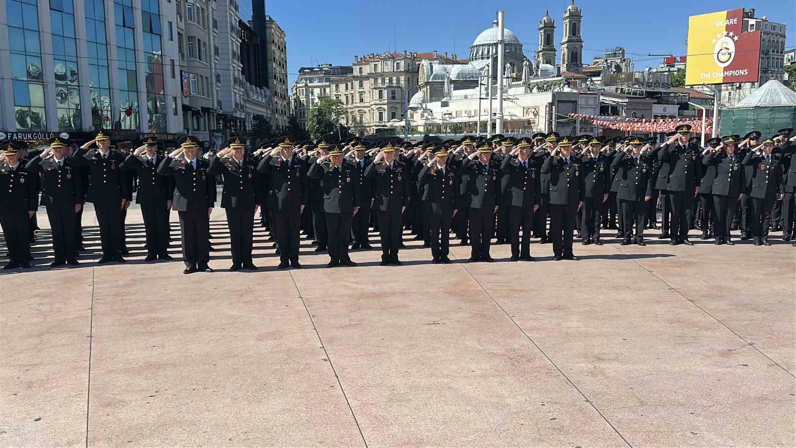 Jandarma Genel Komutanlığı’nın 187’nci kuruluş yıl dönümünde Taksim Cumhuriyet Anıtı’na çelenk bırakıldı 6 jandarma genel komutanliginin 187nci kurulus yil donumunde taksim cumhuriyet anitina celenk birakildi 2