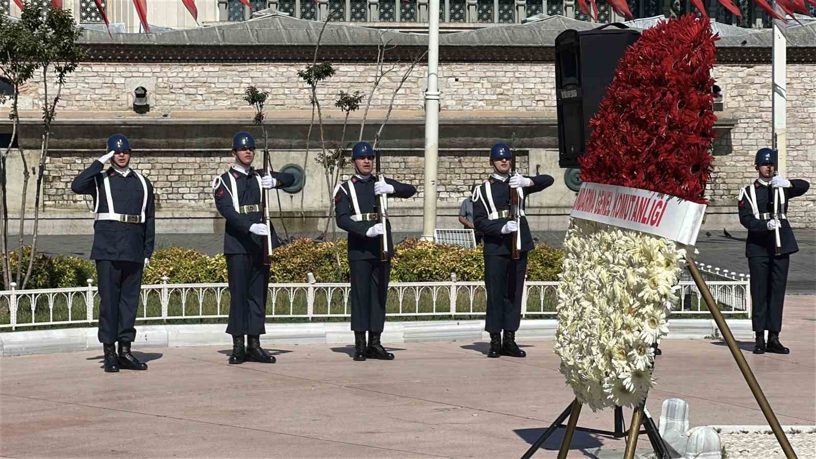 Jandarma Genel Komutanlığı’nın 187’nci kuruluş yıl dönümünde Taksim Cumhuriyet Anıtı’na çelenk bırakıldı 7 jandarma genel komutanliginin 187nci kurulus yil donumunde taksim cumhuriyet anitina celenk birakildi 3 TUtHcjLs