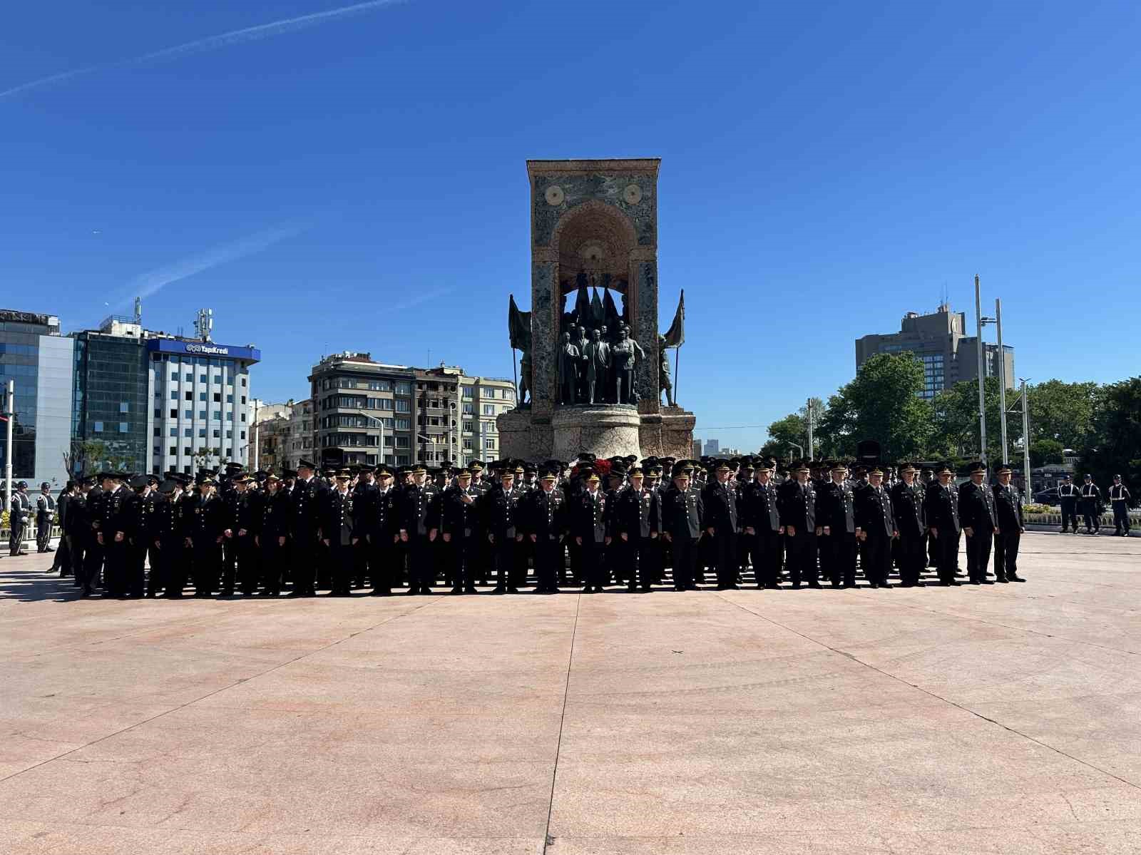 Jandarma Genel Komutanlığı’nın 187’nci kuruluş yıl dönümünde Taksim Cumhuriyet Anıtı’na çelenk bırakıldı 8 jandarma genel komutanliginin 187nci kurulus yil donumunde taksim cumhuriyet anitina celenk birakildi 4 EScHHyVd