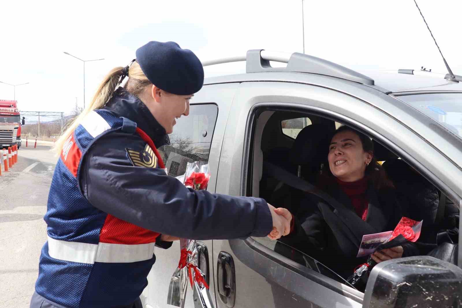 jandarma kadinlara karanfil verdi 1 ASv1gdkJ