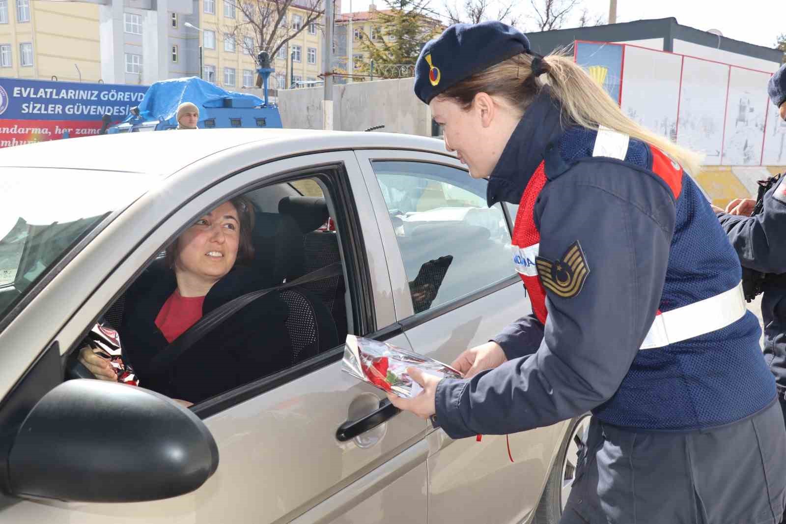jandarma kadinlara karanfil verdi 3 emm4C1bh
