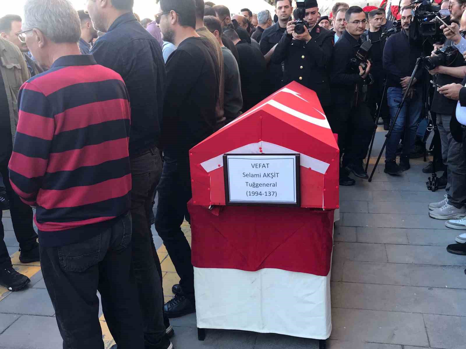 jandarma kom daire baskani tuggeneral aksit memleketinde son yolculuguna ugurlandi 1 eZmHecMr