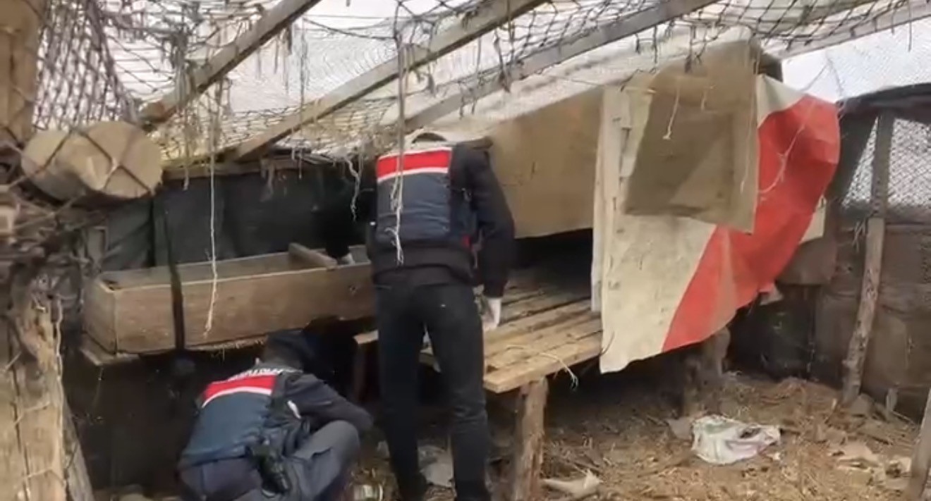 jandarma kumese saklanan uyusturucuyu ele gecirdi 2 gozalti 1