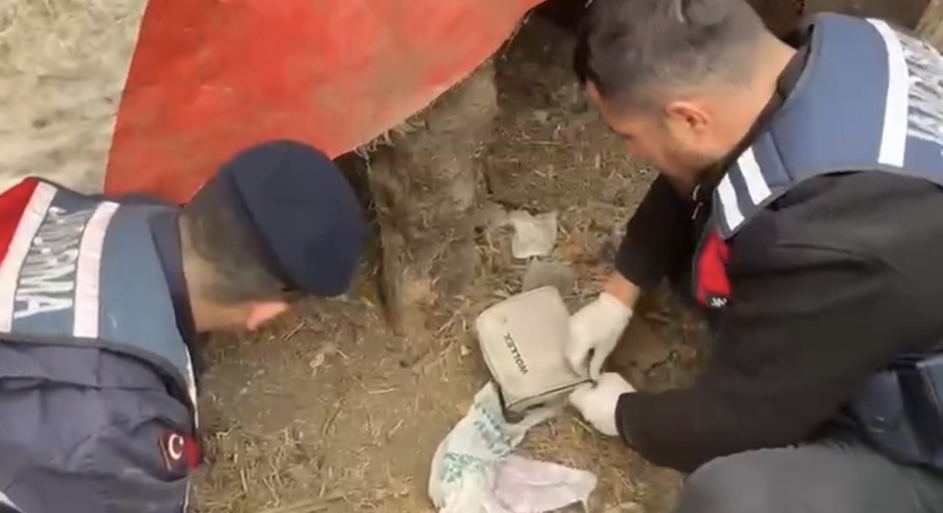 jandarma kumese saklanan uyusturucuyu ele gecirdi 2 gozalti 3 YDI551N1