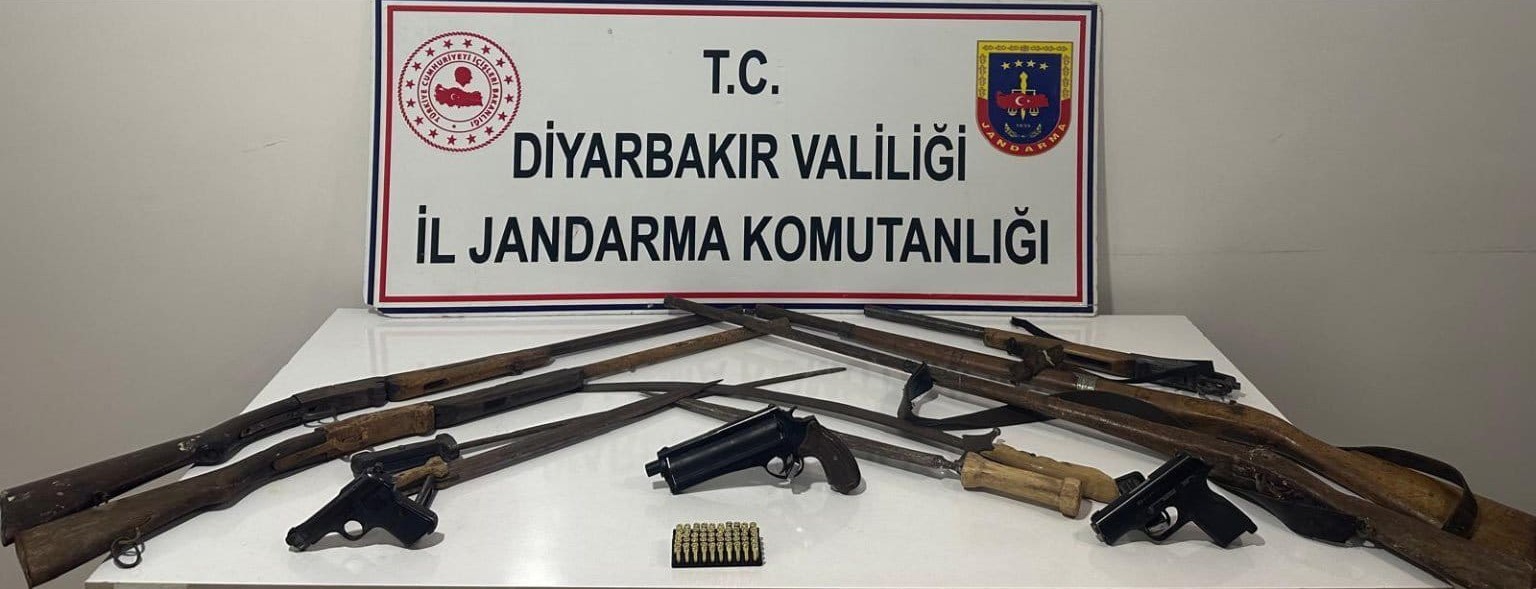 jandarma operasyonunda cok sayida silah ve kacak malzeme ele gecirildi 0 N1KkH5U4