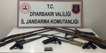 jandarma-operasyonunda-cok-sayida-silah-ve-kacak-malzeme-ele-gecirildi-KRzgLezi.jpg