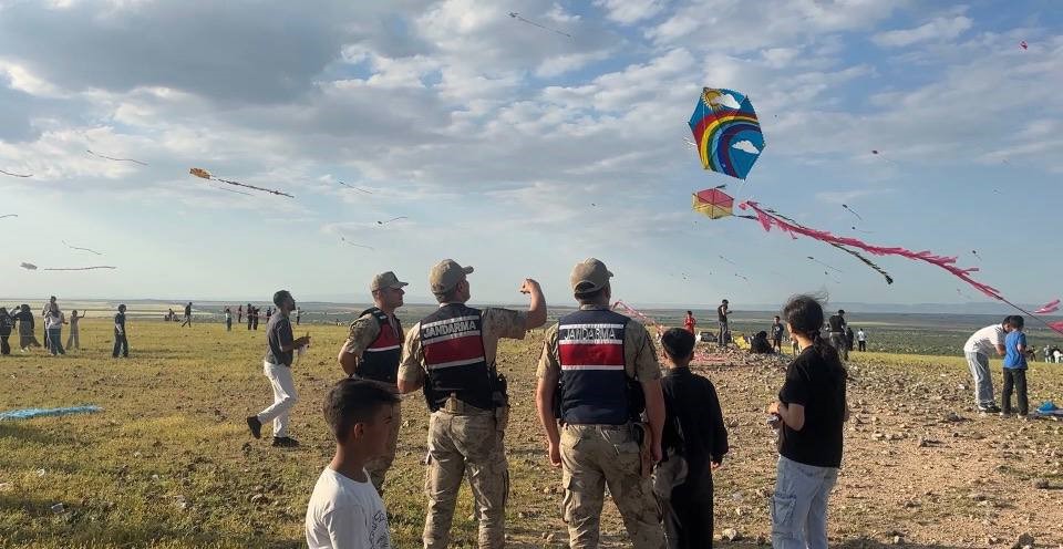 jandarma sinirda cocuklarla birlikte ucurtma ucurdu 0 IZWgF6j6