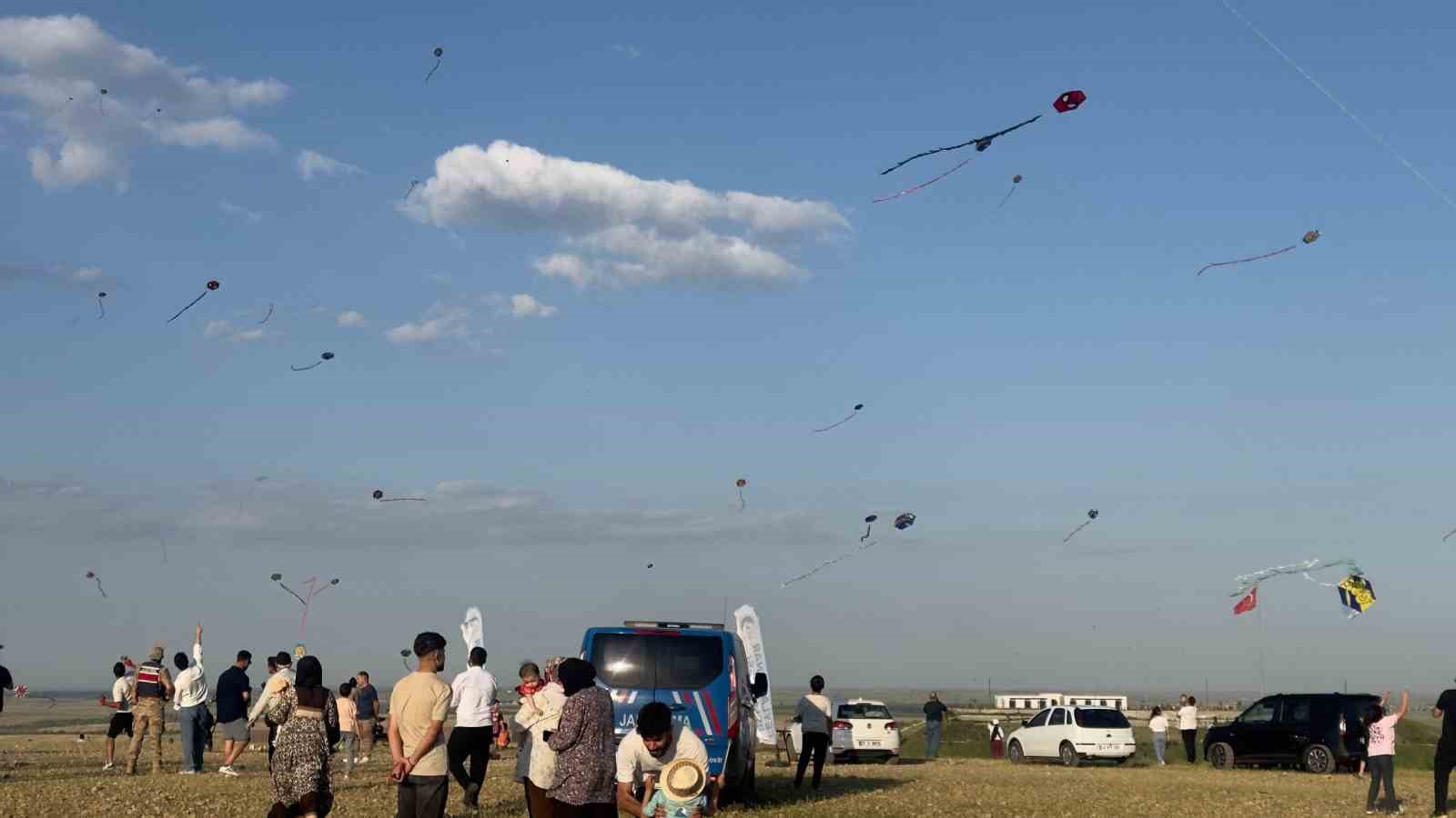 jandarma sinirda cocuklarla birlikte ucurtma ucurdu 2 AUJaImKE
