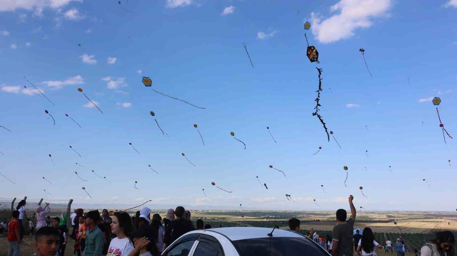 jandarma sinirda cocuklarla birlikte ucurtma ucurdu 4 cqHrpNP9