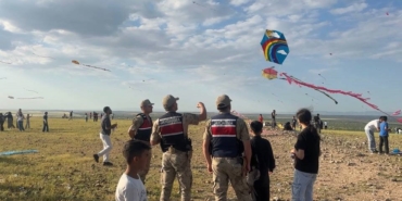 jandarma-sinirda-cocuklarla-birlikte-ucurtma-ucurdu-Bc8yCRHB.jpg