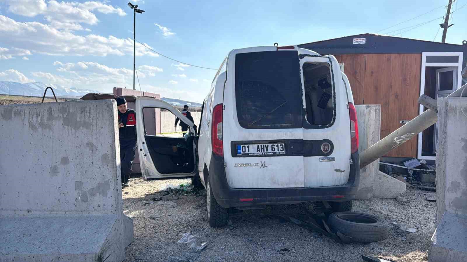 Jandarma uygulama noktasında bariyere çarpan sürücü hayatını kaybetti 4 jandarma uygulama noktasinda bariyere carpan surucu hayatini kaybetti 0 8qZGezLy