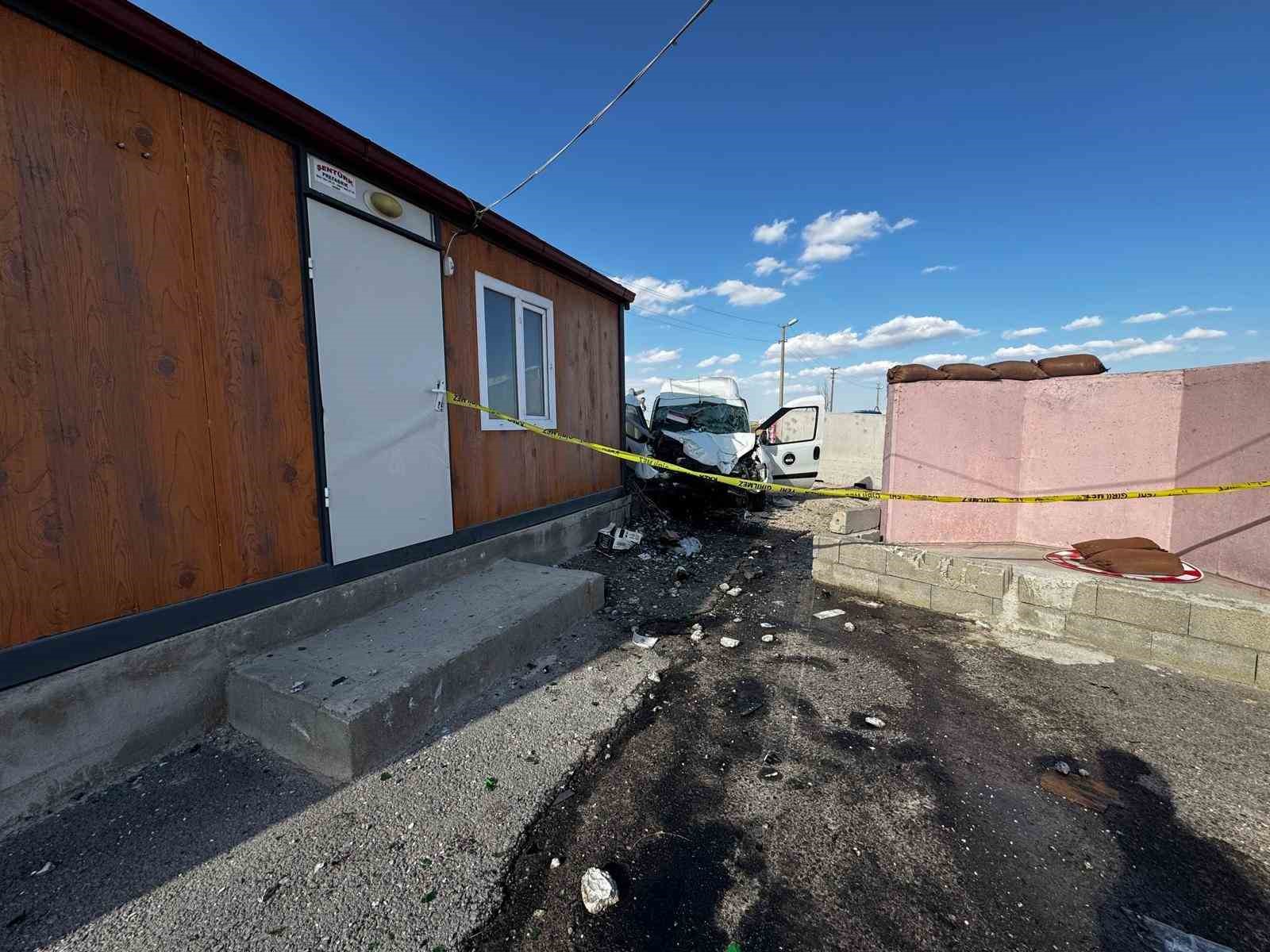 Jandarma uygulama noktasında bariyere çarpan sürücü hayatını kaybetti 5 jandarma uygulama noktasinda bariyere carpan surucu hayatini kaybetti 1 7IBBB1wf