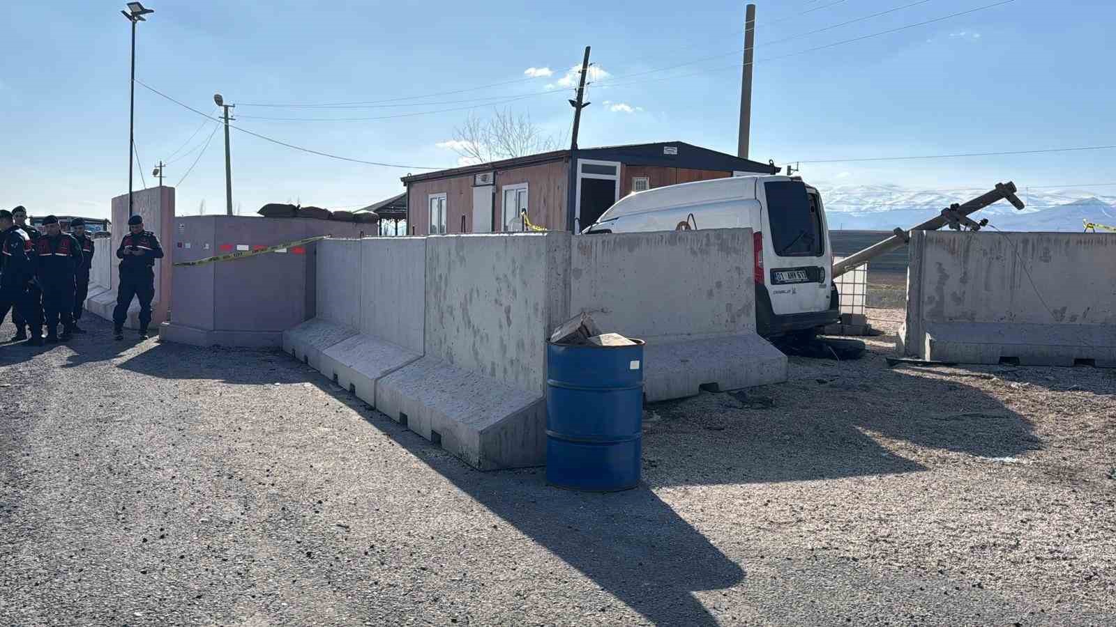 Jandarma uygulama noktasında bariyere çarpan sürücü hayatını kaybetti 6 jandarma uygulama noktasinda bariyere carpan surucu hayatini kaybetti 2 8jaZYvSP