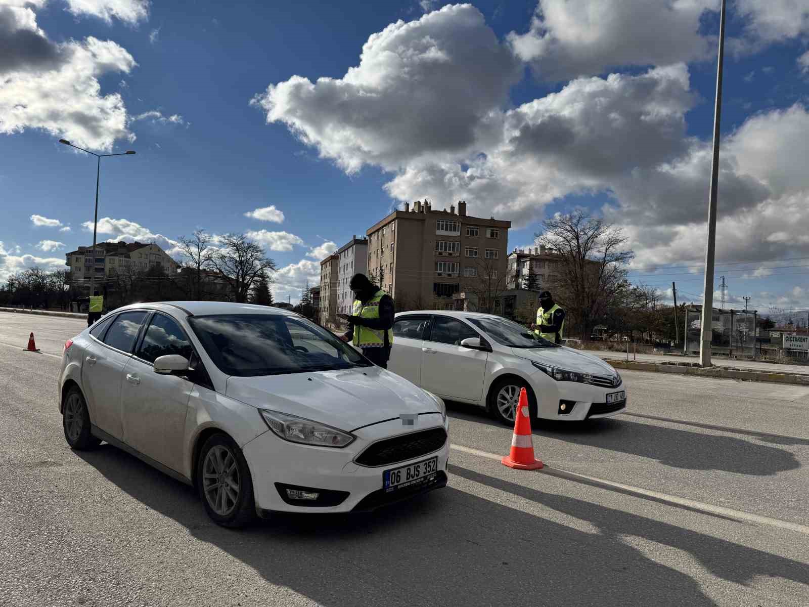 Jandarma yılbaşı öncesi trafik denetimlerini artırdı 6 jandarma yilbasi oncesi trafik denetimlerini artirdi 2 Sy1bT4NI