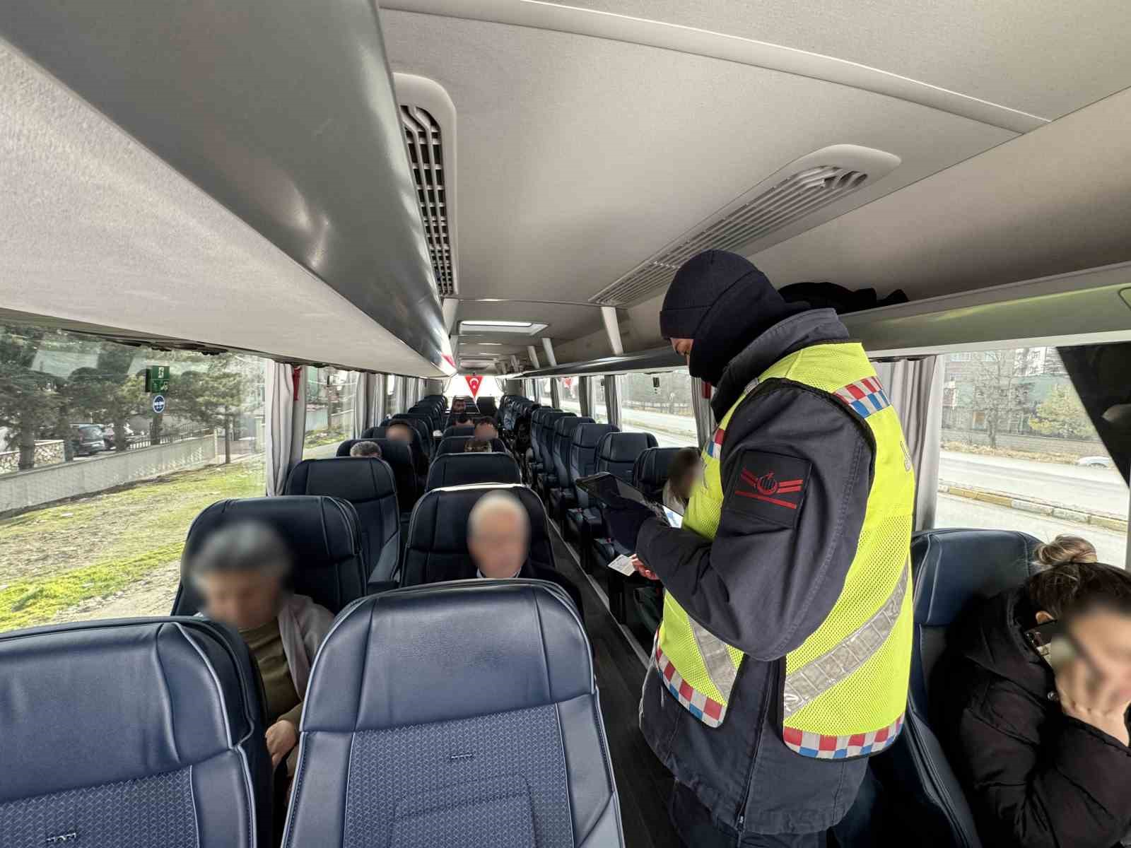 Jandarma yılbaşı öncesi trafik denetimlerini artırdı 7 jandarma yilbasi oncesi trafik denetimlerini artirdi 3