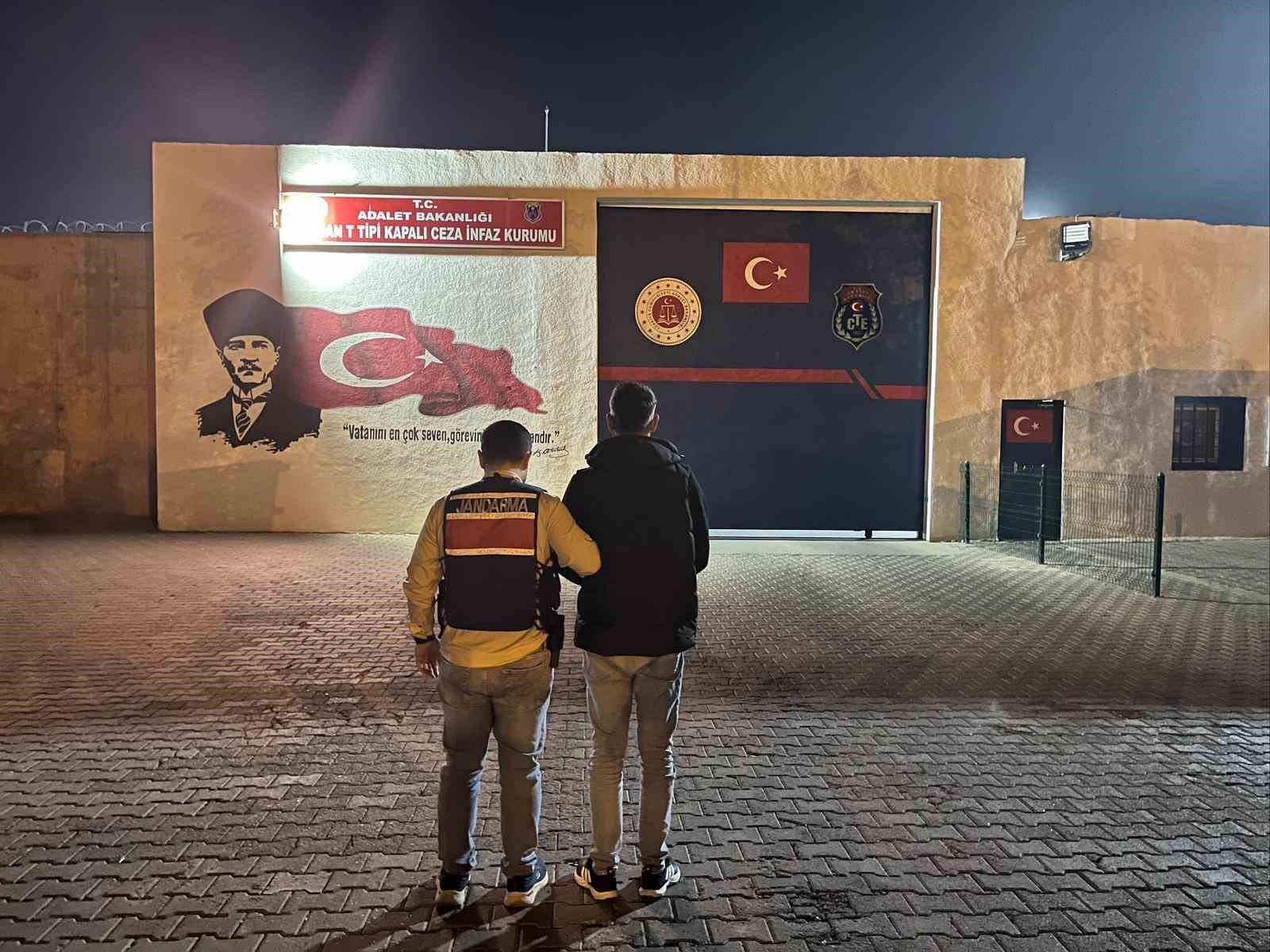 jandarmadan aranan sahislara yonelik operasyon 21 kisi yakalandi 1 LZZQFBDh