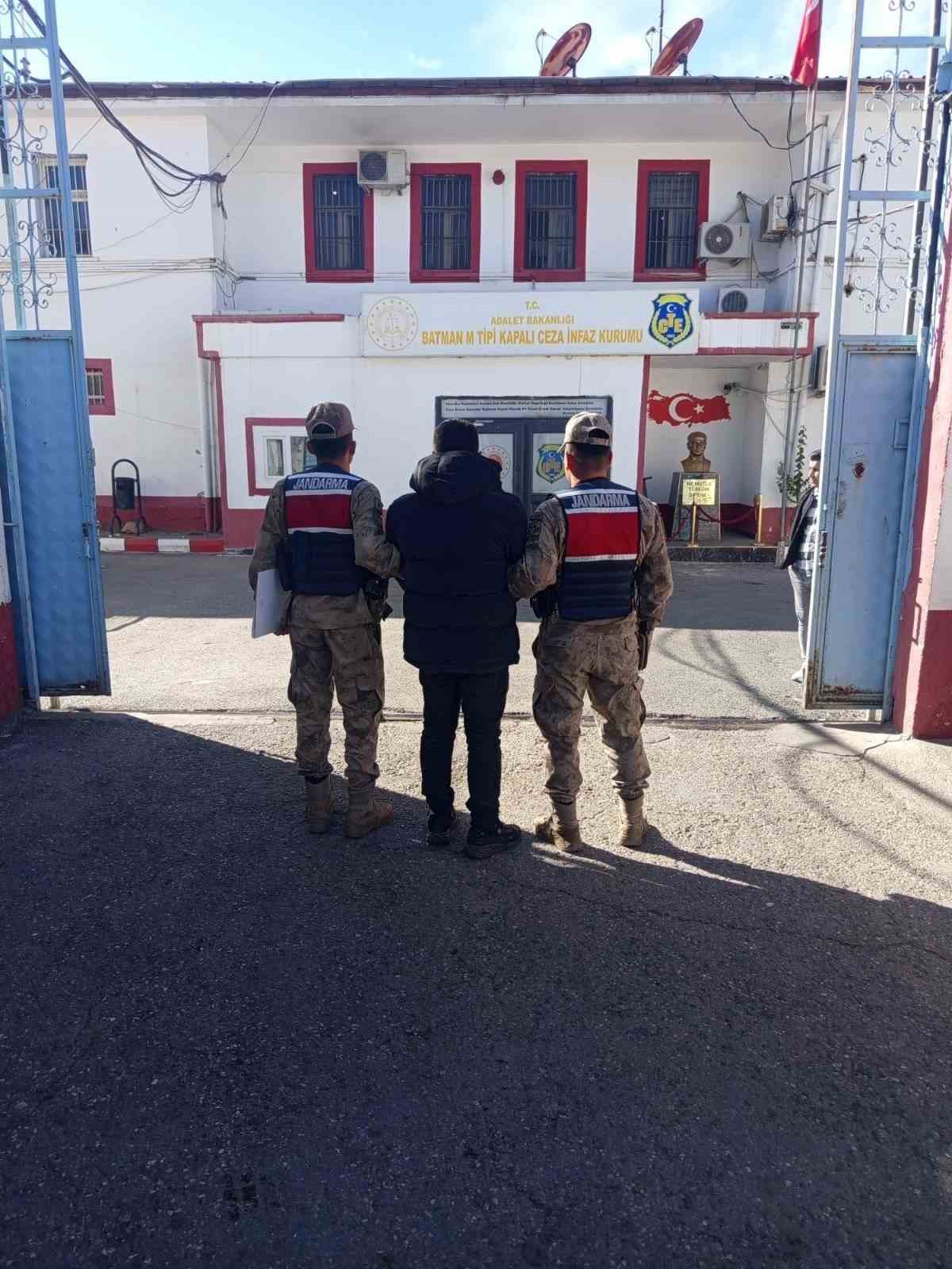 jandarmadan aranan sahislara yonelik operasyon 21 kisi yakalandi 4 pcBDz9mO