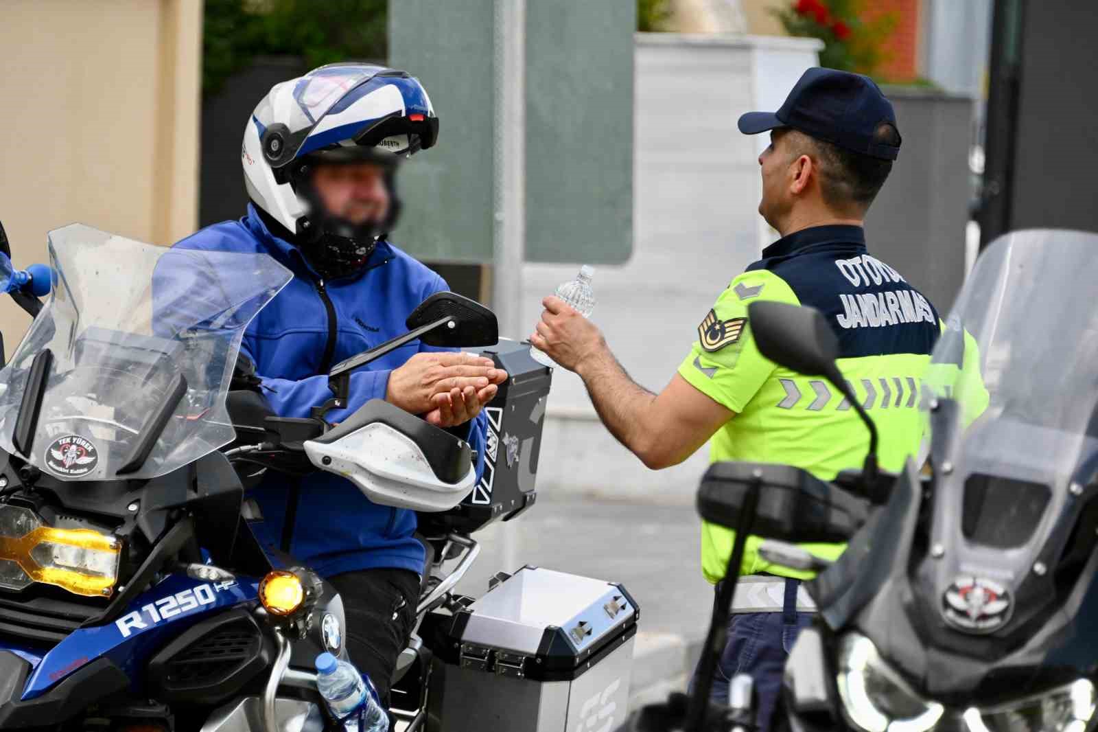jandarmadan bayram trafigi denetimi ve huzur guven uygulamasi 2 sdVFXIpT