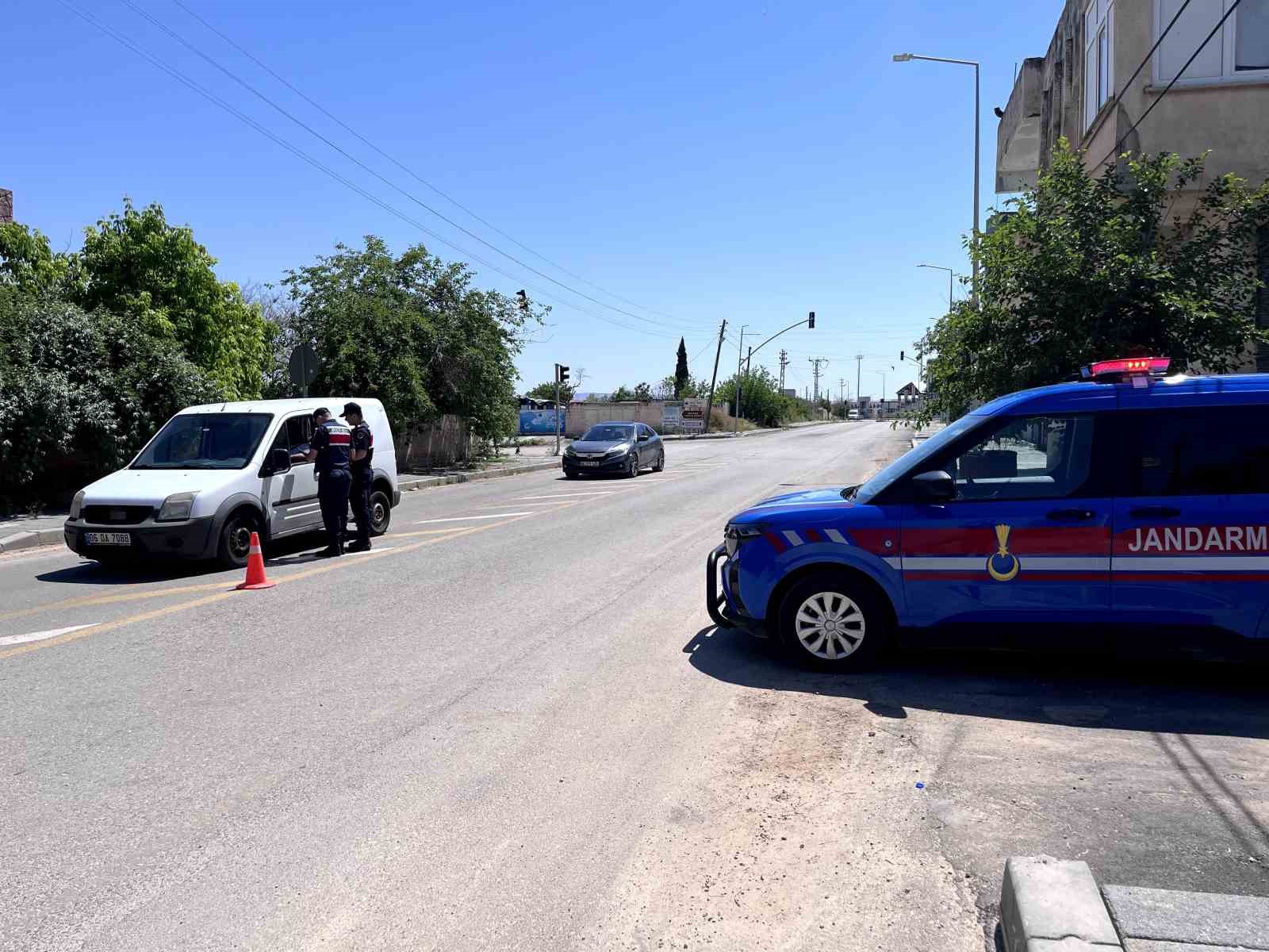jandarmadan bayram trafigi denetimi ve huzur guven uygulamasi 3 7YFMc6RK