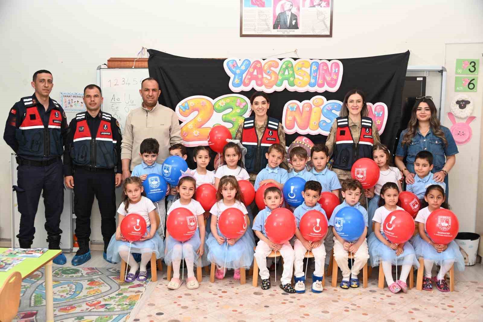jandarmadan cocuklara 23 nisan surprizi 1 ZBgO1Pc3