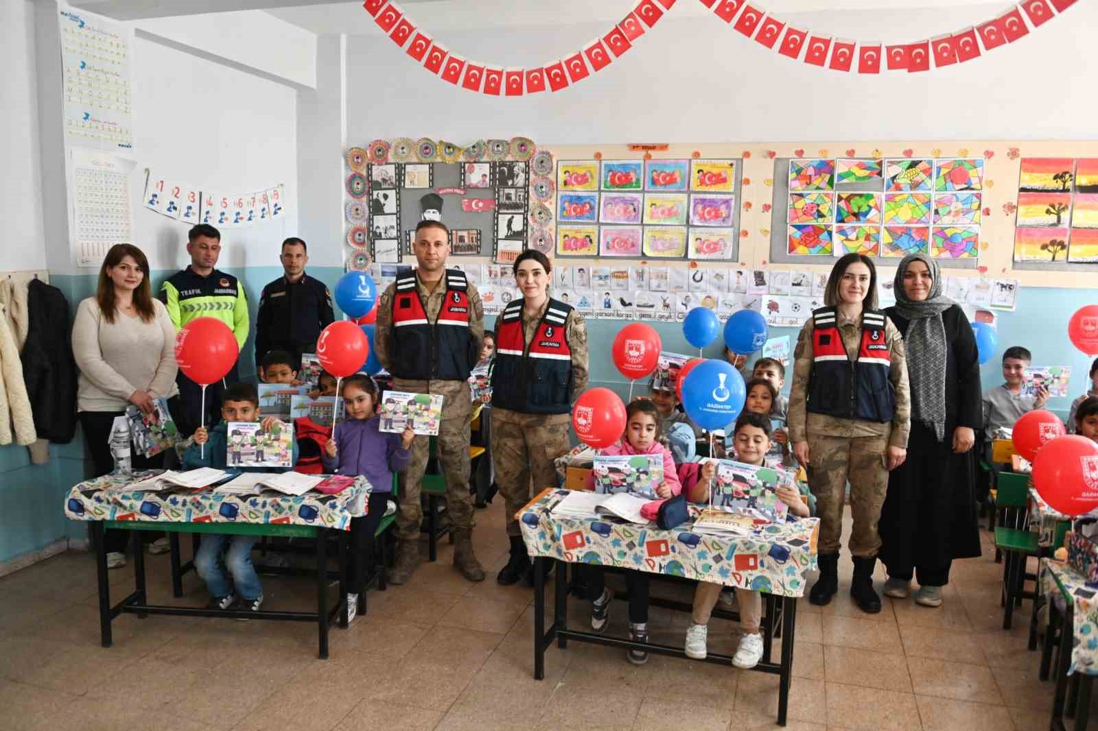 jandarmadan cocuklara 23 nisan surprizi 3 O9sOfngj