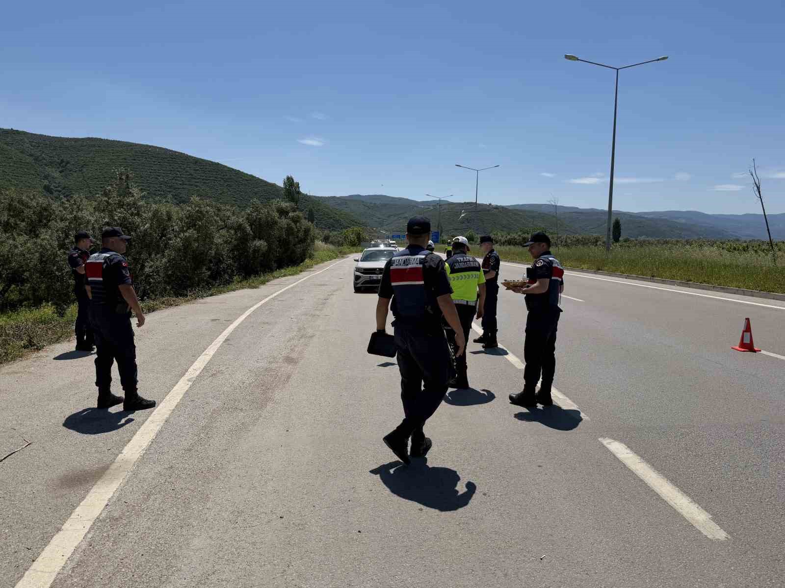 jandarmadan durdurdugu suruculere ceza yerine cikolata 0 pkqH8cdf