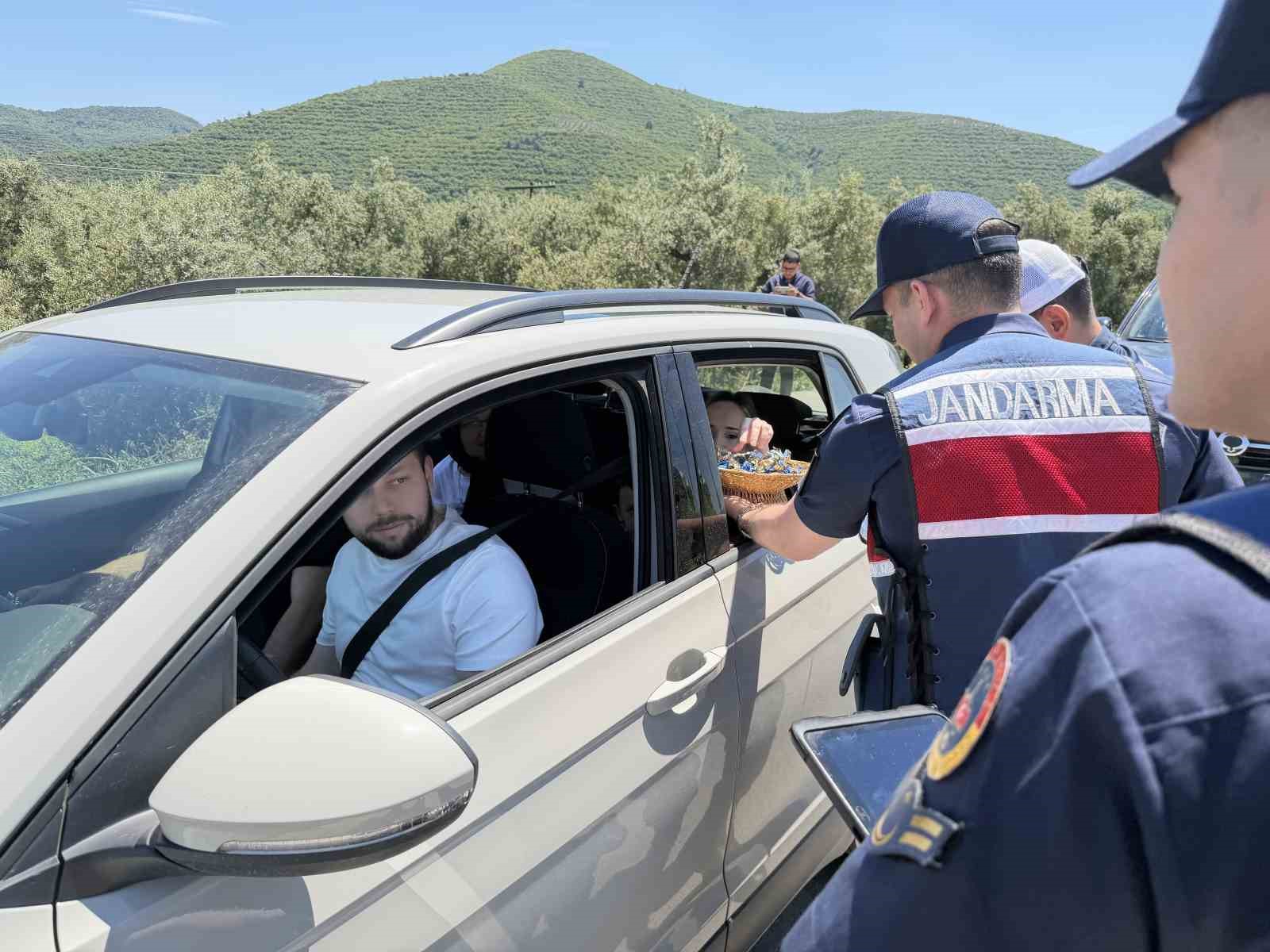 jandarmadan durdurdugu suruculere ceza yerine cikolata 1