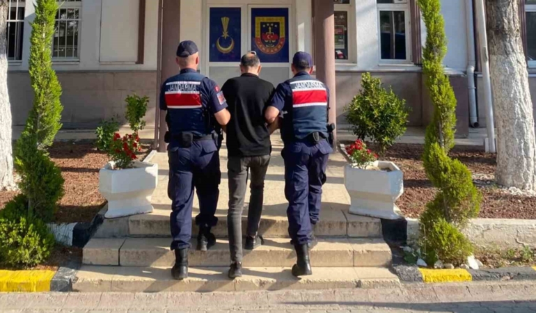 jandarmadan-firari-5-hukumluye-operasyon-61-yil-hapis-cezasi-bulunan-da-yakalandi-d1HFAnkZ.jpg