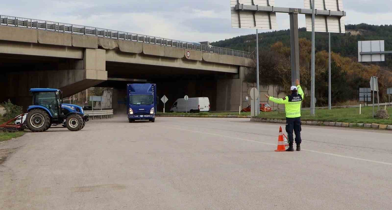 Jandarmadan kış lastiği denetimi 6 jandarmadan kis lastigi denetimi 2 iGIVUXVX