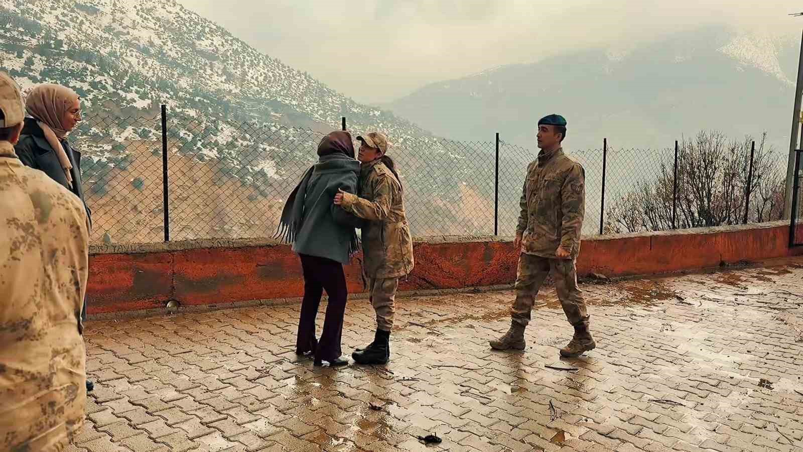 jandarmadan minik yureklere anlamli ziyaret 0 JJ8kYgsF
