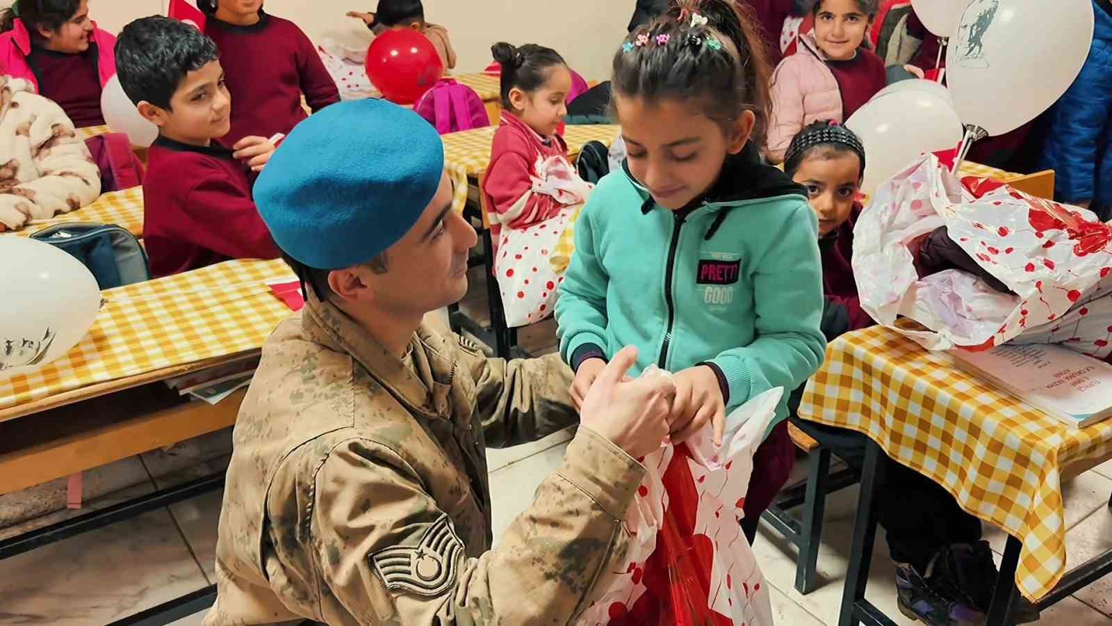 jandarmadan minik yureklere anlamli ziyaret 1 4PfkqD9v
