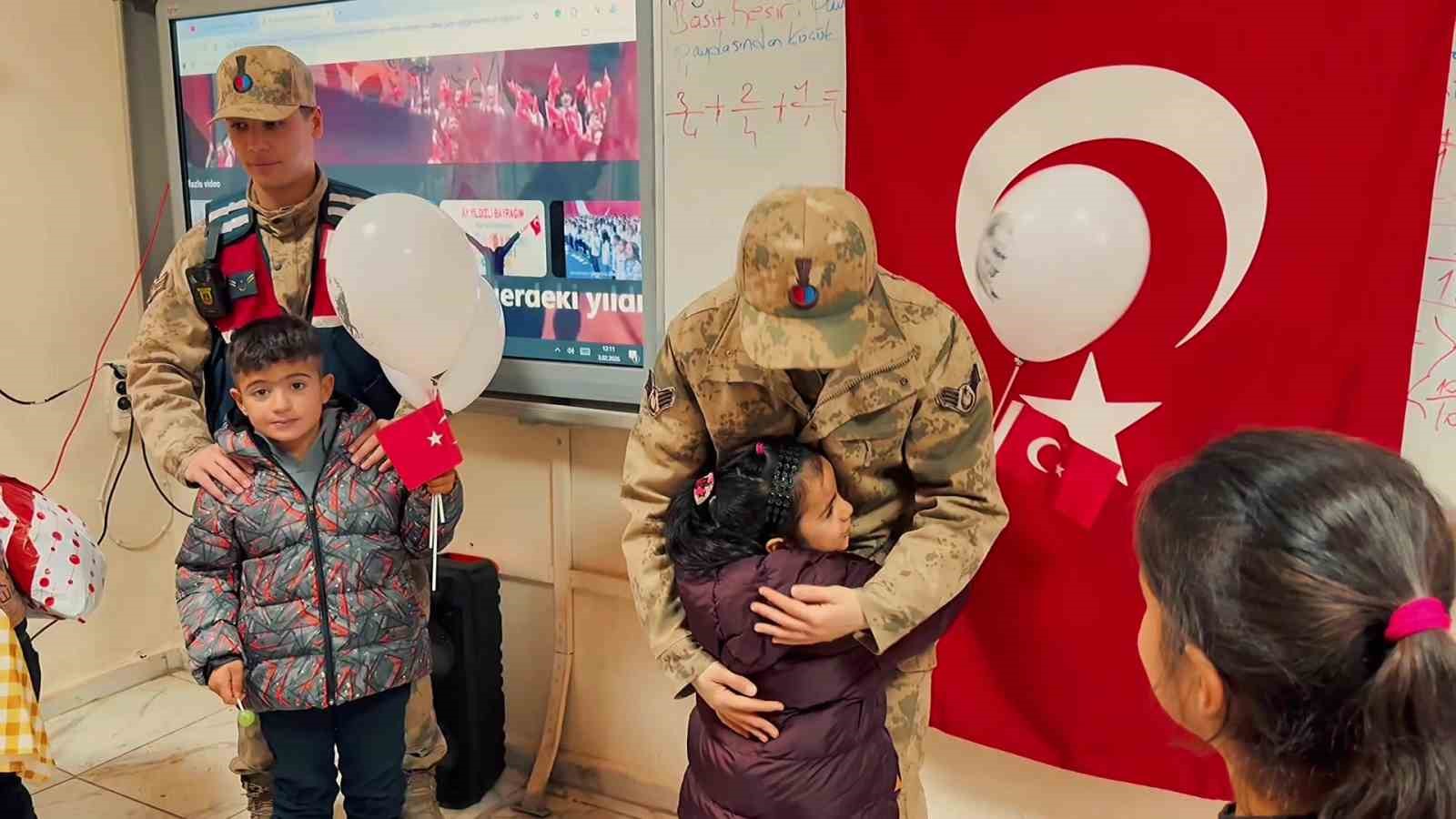 jandarmadan minik yureklere anlamli ziyaret 3 lgK6YkTh