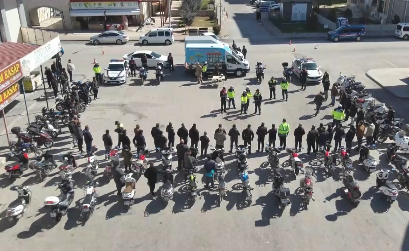 Jandarmadan motosiklet sürücülerine güvenli sürüş eğitimi 4 jandarmadan motosiklet suruculerine guvenli surus egitimi 0 KGdejgNW