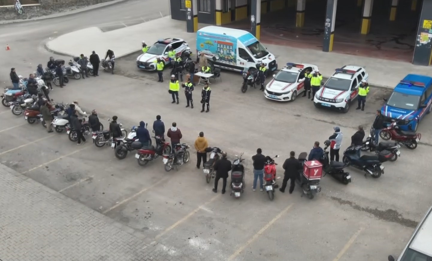 Jandarmadan motosiklet sürücülerine güvenli sürüş eğitimi 5 jandarmadan motosiklet suruculerine guvenli surus egitimi 1 iyLAAeE1