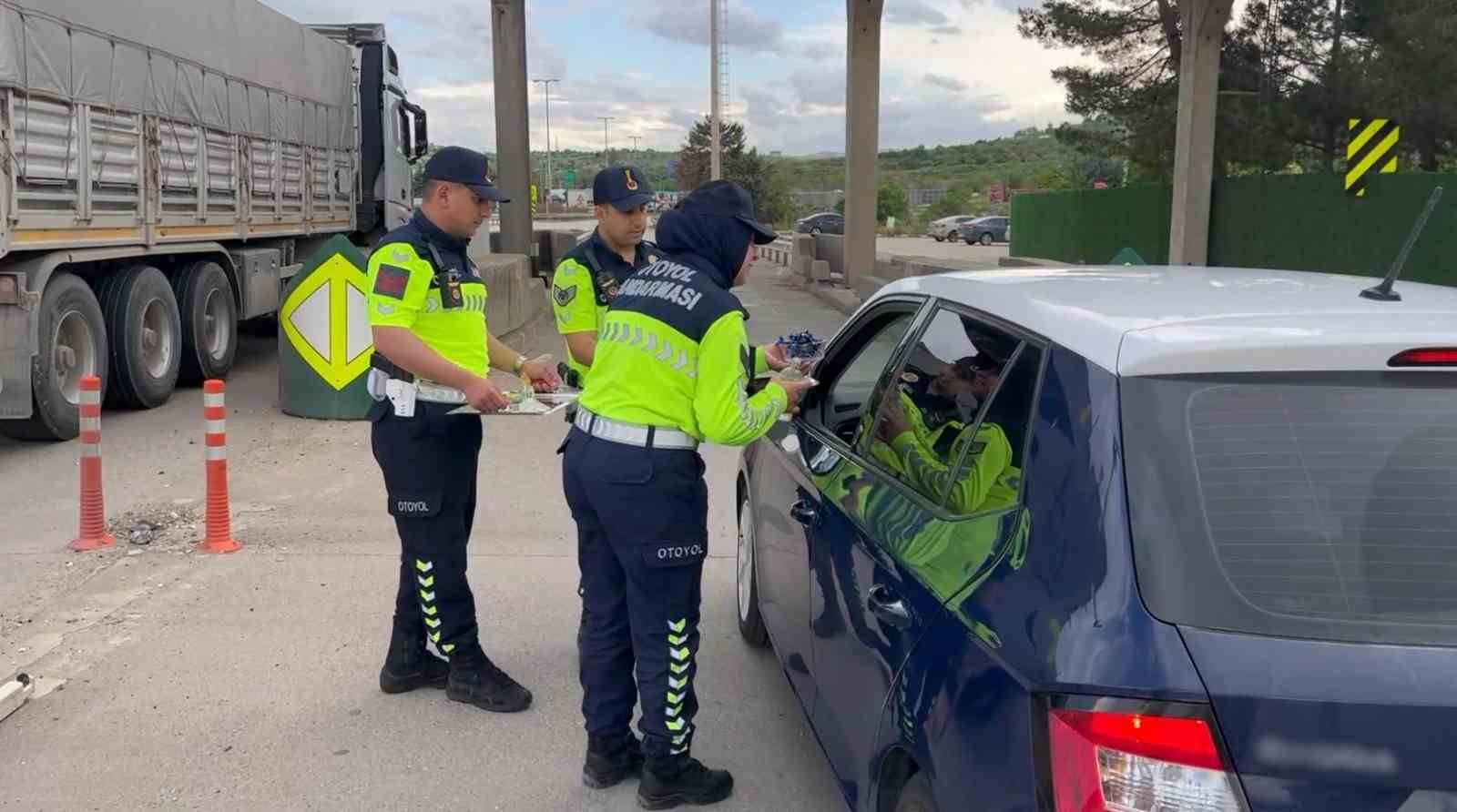 Jandarmadan otoyolda bayram denetimi 5 jandarmadan otoyolda bayram denetimi 1 dObrEmdP