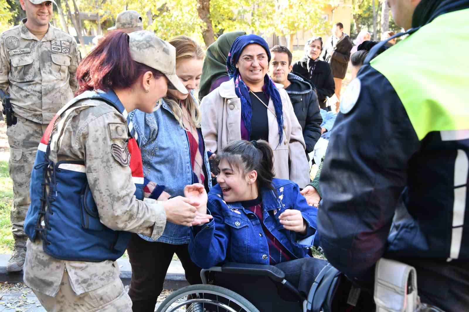 jandarmadan ozel ihtiyacli cocuklara anlamli ziyaret 1 Q4Feh8v6