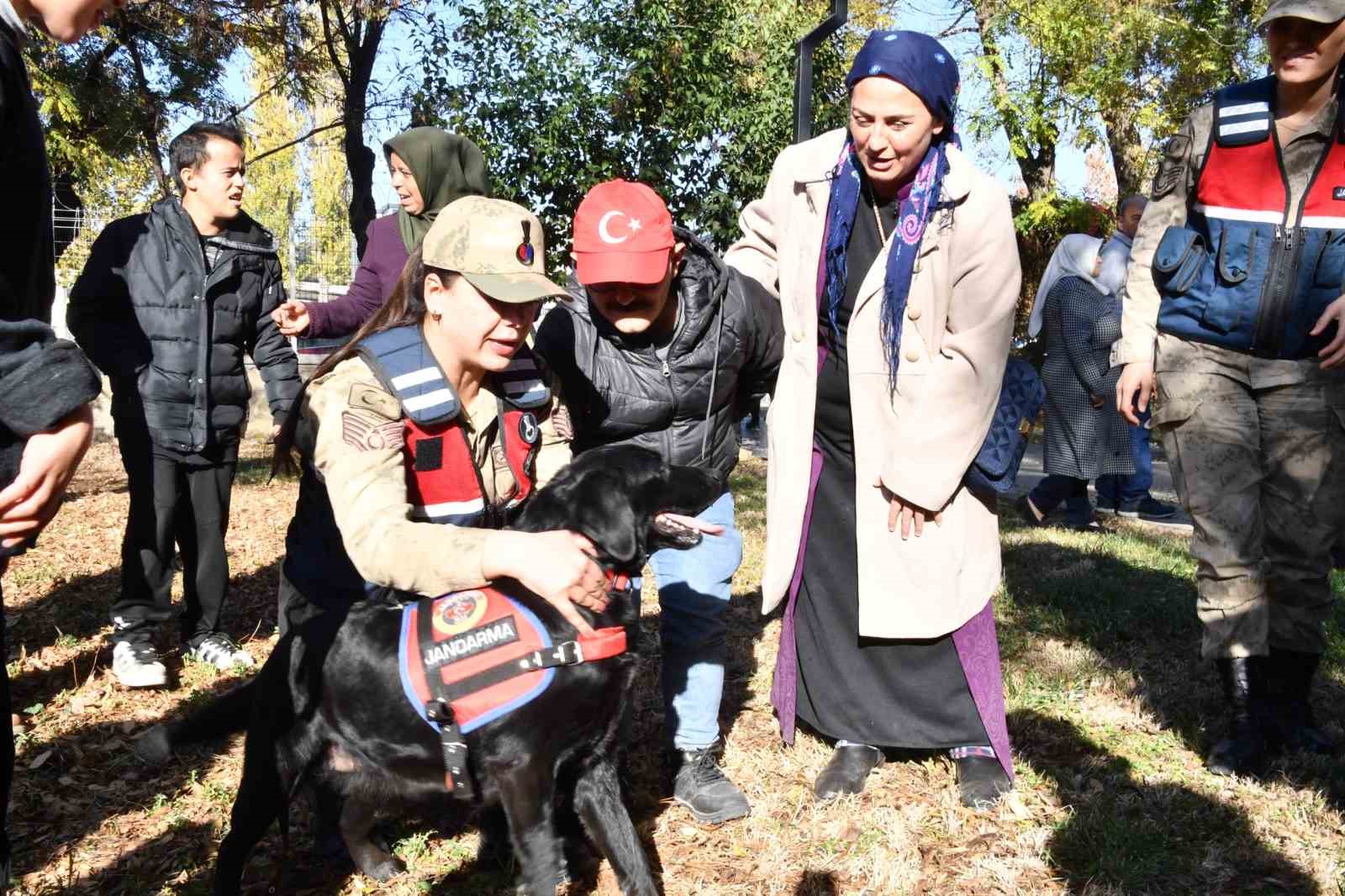 jandarmadan ozel ihtiyacli cocuklara anlamli ziyaret 2