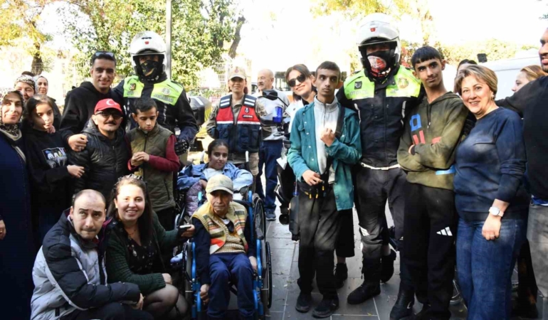 jandarmadan-ozel-ihtiyacli-cocuklara-anlamli-ziyaret-h4HWRnSX.jpg